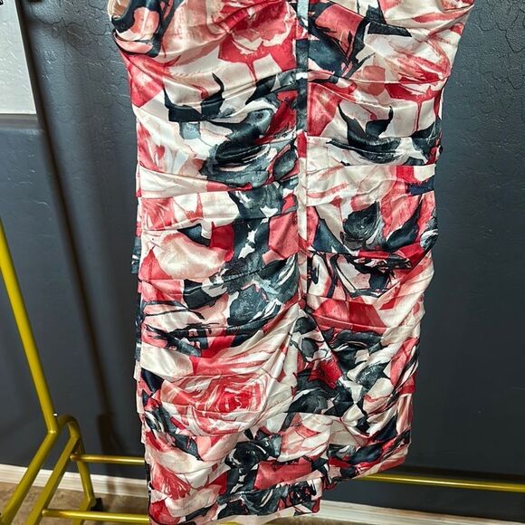 Express Red Mini Bodycon Dress with Sweetheart Neckline and Ruched Design - Picture 5 of 10